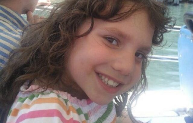 Pareja adoptó a una psicópata que fingía ser una niña: "Intentó matarnos"