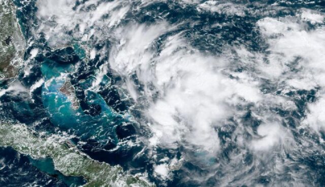 Tormenta Humberto se acerca a unas Bahamas devastada
