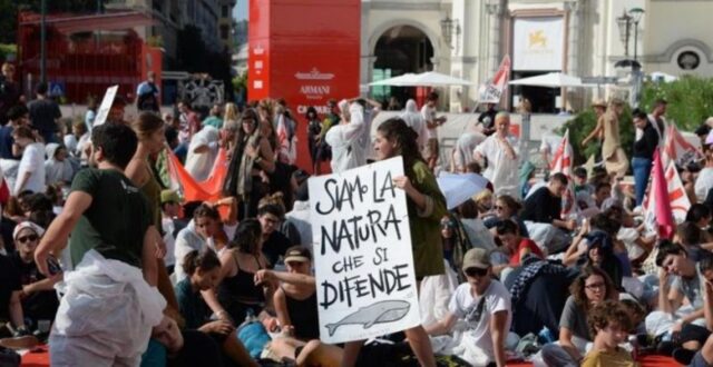 Activistas del cambio climático ocuparon la alfombra roja de la Mostra