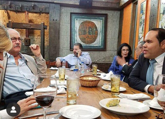 #EnTwitter La historia que esconden las fotos de Timoteo Zambrano tomando whisky