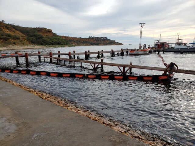 Denuncian derrame de petróleo en playas del estado Falcón