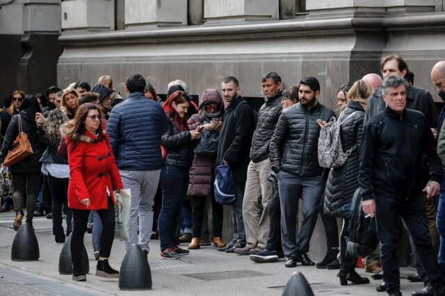 Argentinos hacen largas filas para sacar sus ahorros de los bancos
