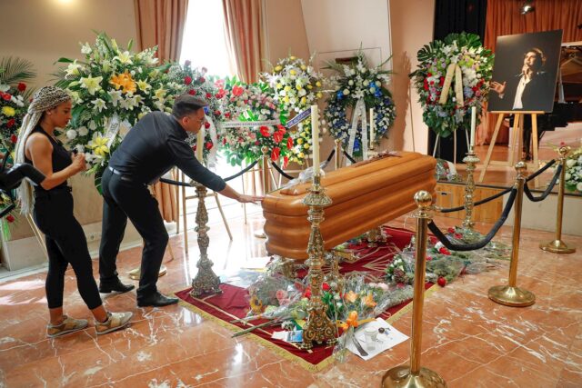 Entre aplausos y cantos despiden a Camilo Sesto en Madrid