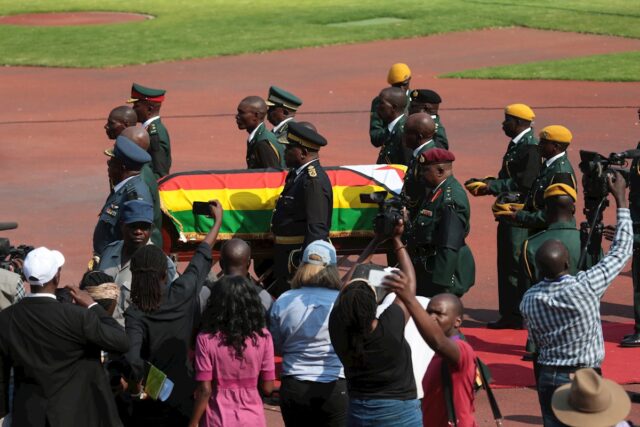 "Le suspendieron la quimioterapia": Revelan que Mugabe murió de cáncer