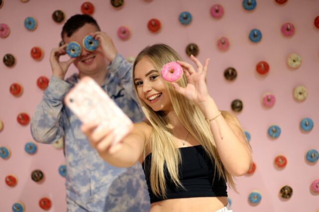 Generación de Instagram posa en los "estudios para selfies" de Londres