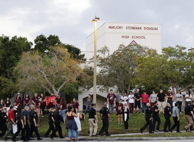 11 condados de Florida permitirán maestros armados en las escuelas