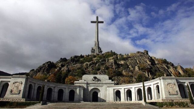 Justicia española resolverá este mes si avala la exhumación de Franco