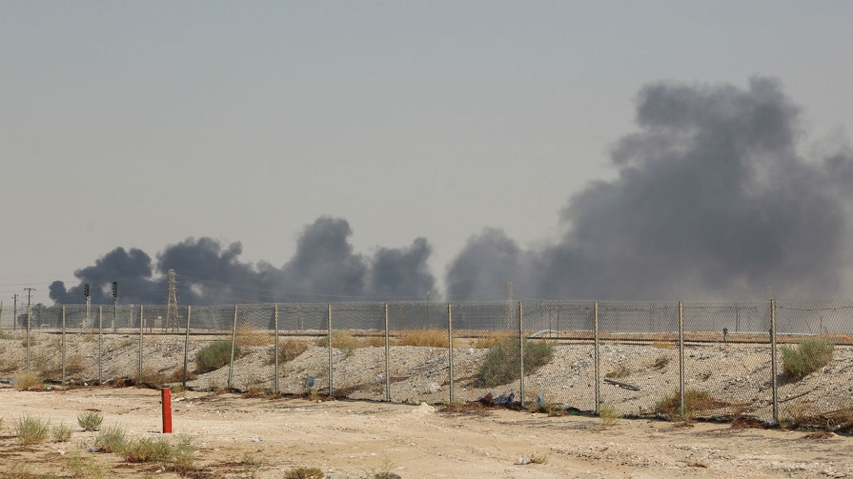 oleadas-de-humo-de-una-instalacion-petrolera-de-aramco-en-abqaiq-33315