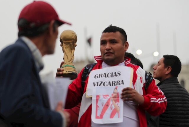 Peruanos marcharon en respaldo al cierre del Congreso por Vizcarra