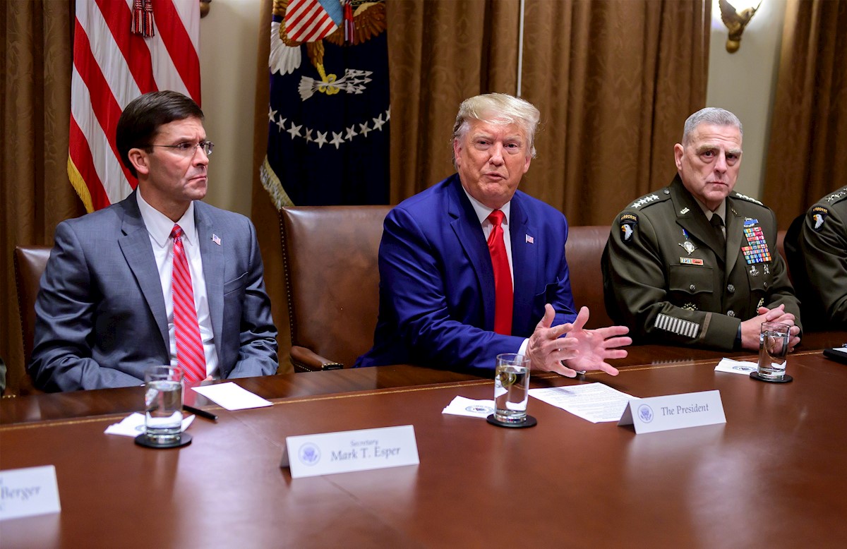 El exsecretario de Defensa de EE UU reveló que Trump planteó a Guaidó matar a Maduro