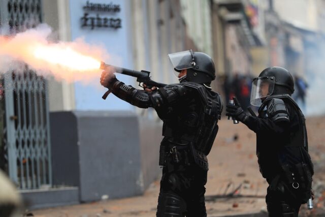 Indígenas mantienen retenidos a 50 militares y policías en Ecuador