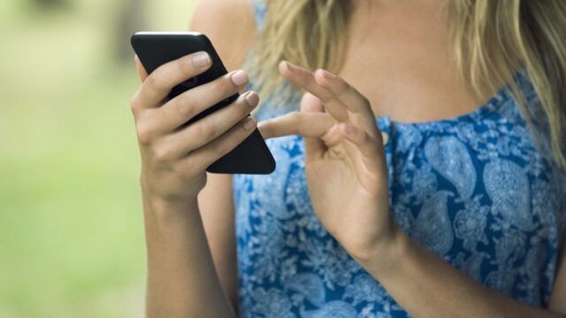 Estudio alerta a jóvenes que adicción al teléfono puede causar depresión