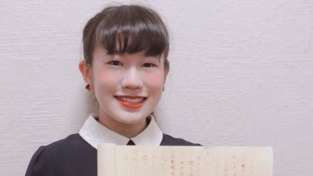 La estudiante japonesa que sacó un sobresaliente por escribir un ensayo con tinta invisible