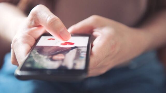 Cómo encontrar pareja cuando eres el único usuario de apps de citas en todo tu pueblo
