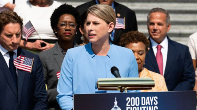 Katie Hill, la congresista de Estados Unidos investigada por una supuesta relación sexual con un miembro de su equipo