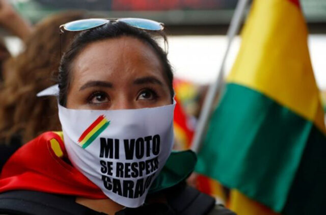 Evo Morales vs Carlos Mesa: 3 posibles salidas a la grave crisis política que tiene a Bolivia paralizada tras las elecciones presidenciales