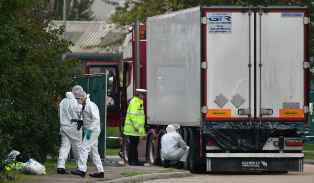 La policía británica trabaja en un camión, que contiene 39 cadáveres, en el parque industrial Waterglade en Grays, al este de Londres, el 23 de octubre de 2019| AFP