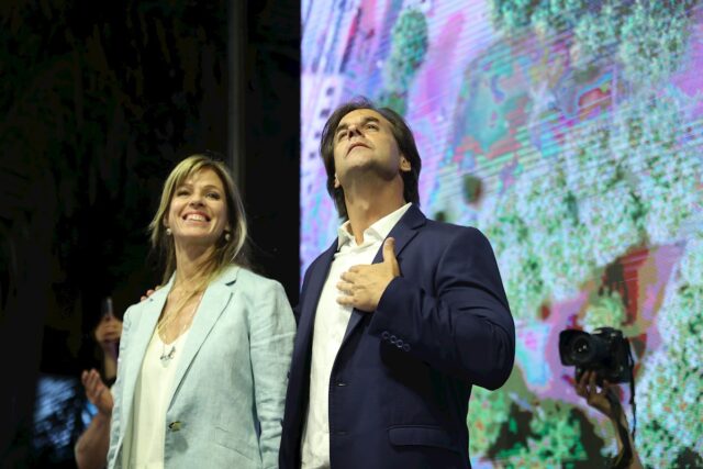 Martínez y Lacalle disputarán presidencia de Uruguay en segunda vuelta
