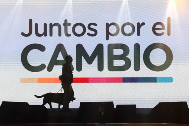 Ministros comienzan a llegar al búnker y el gobierno argentino espera con prudencia los resultados