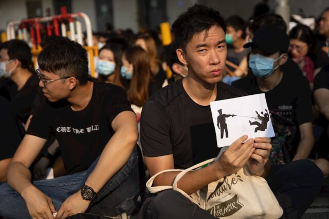 Estudiantes en Hong Kong se movilizaron para condenar la represión policial