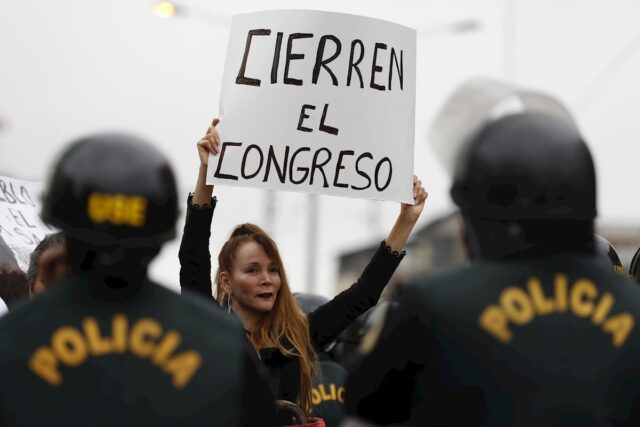 Choque de poderes causa la mayor crisis política de este siglo en Perú