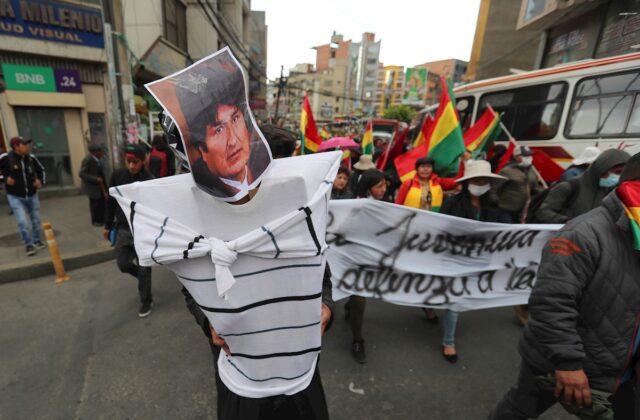 Bolivianos cerrarán las fronteras para presionar a Evo Morales a renunciar