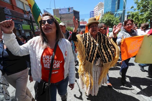 Partidarios de Mesa y Morales se enfrentan en Bolivia por recuento de votos