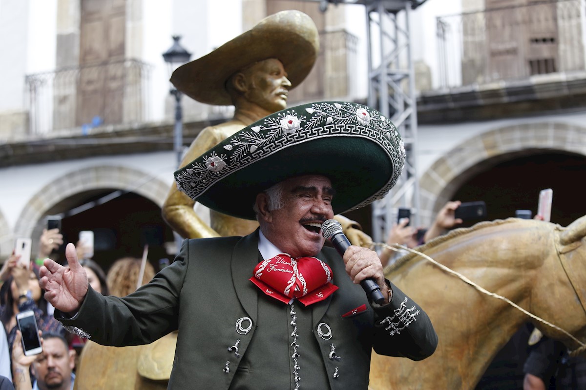 Vicente Fernández vuelve a los escenarios durante un homenaje en México