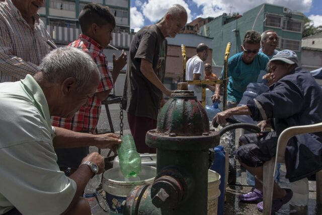 No confían: 68% de los venezolanos prefiere hervir el agua y comprar botellones