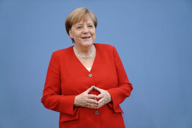Merkel confía en que negociador de la UE alcance un acuerdo con Reino Unido sobre el brexit
