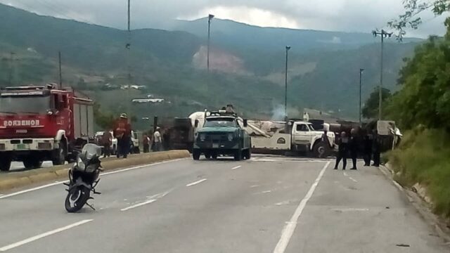 Restablecen el paso por la carretera Caracas-La Guaira tras vuelco de gandola