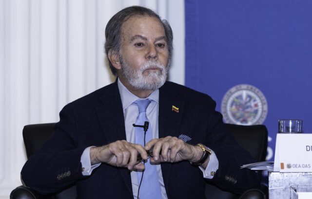 Diego Arria: No se debe desestimar la capacidad del régimen de Maduro