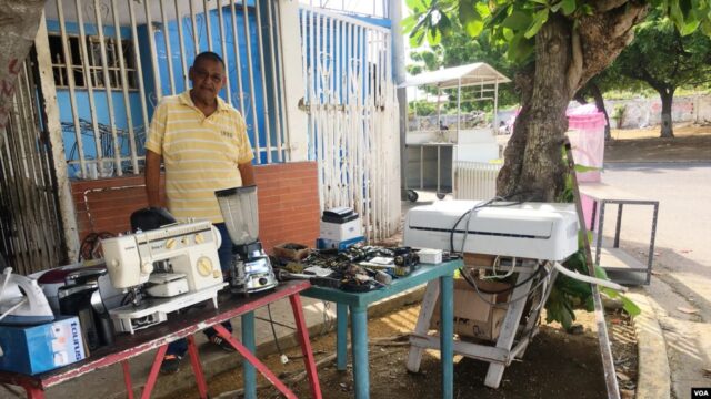 Venezolanos venden pertenencias frente a sus casas para poder comer