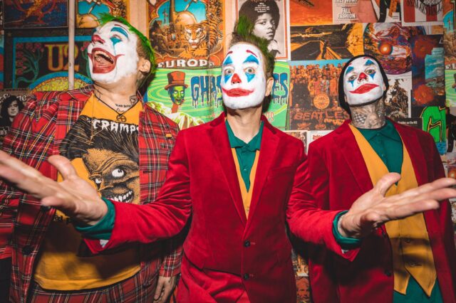 Blink-182 se viste de Joker para celebrar Halloween