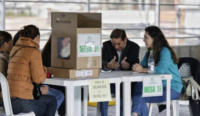 Colombianos votarán por alcaldes y gobernadores con mirada en presidenciales