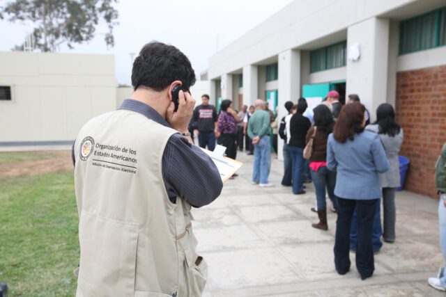 Perú solicitará observadores internacionales para las elecciones del Congreso en enero