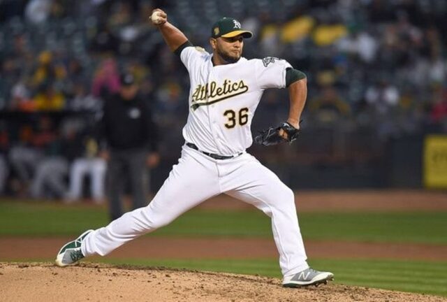 Yusmeiro Petit pertenecerá a los Atléticos de Oakland por un año más