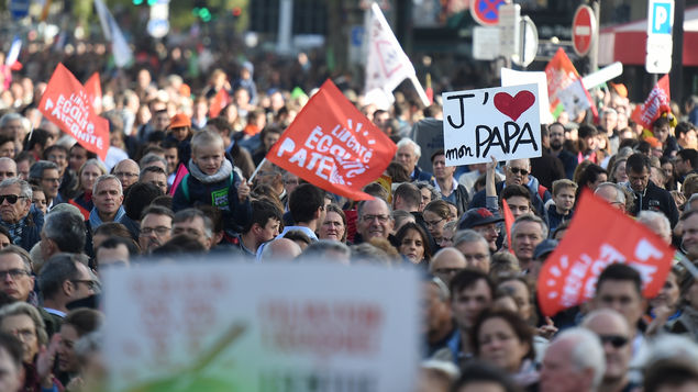 Francia se manifestó contra la reproducción asistida de lesbianas y solteras