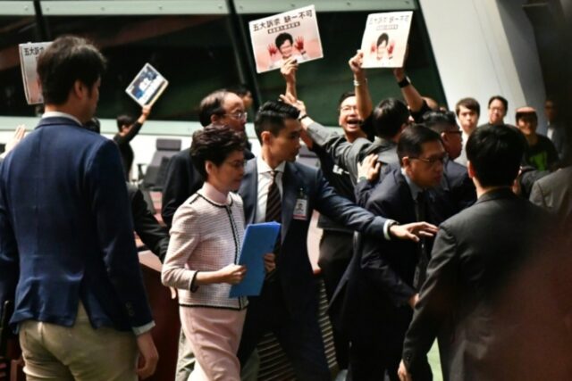 Abucheos y caos en el Parlamento impidieron discurso de jefa del Ejecutivo de Hong Kong