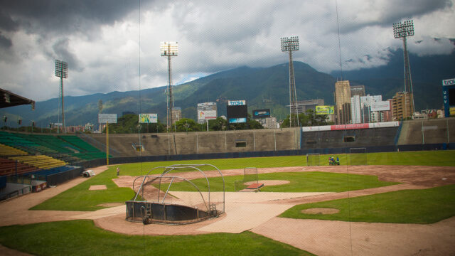 Quitaron la publicidad gubernamental del Estadio Universitario