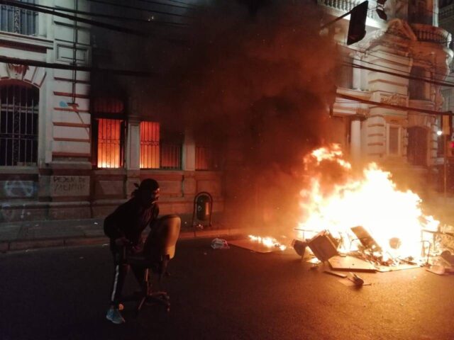 Manifestantes incendian la sede del periódico El Mercurio en Chile