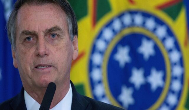Bolsonaro dice que derrame de crudo en un centenar de playas no es de Brasil