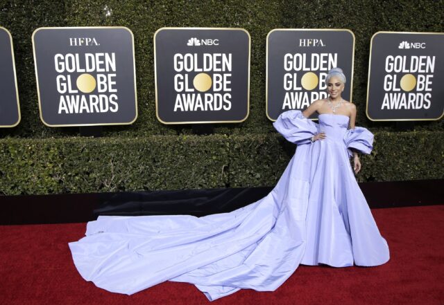Subastarán el vestido que usó Lady Gaga en los Globos de oro 2019
