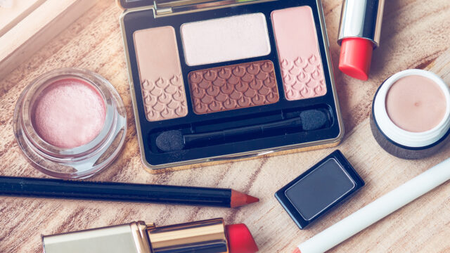¿Es recomendable compartir el maquillaje con alguien?