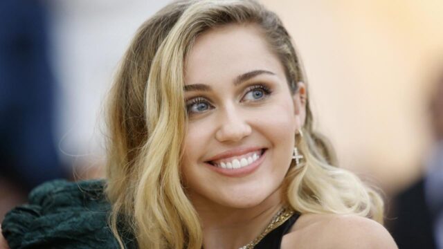 Miley Cyrus respondió con humor sobre el beso que le dio a Cody Simpson