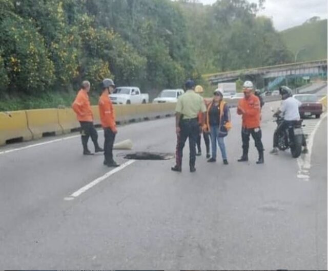 Otro megahueco en la carretera Panamericana dificulta aún más el tránsito