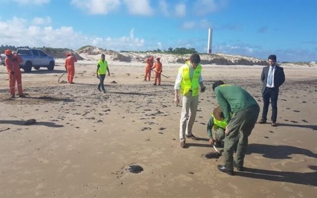 Brasil moviliza a 5.000 miembros del Ejército para la limpieza de crudo en playas