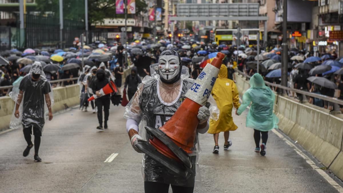Procesan a dos arrestados bajo la ley antimáscara en Hong Kong