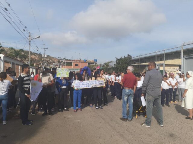 Estudiantes en Lara acompañaron la protesta de los docentes por mejores salarios