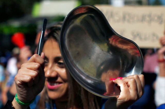 El cacerolazo, el invento chileno que vuelve a las calles